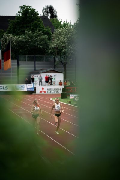 Leonie Cambours (FRA) und Katie Stainton (GBR) am 07.05.2022 beim Stadtwerke Ratingen Mehrkampf-Meeting 2022 in Ratingen